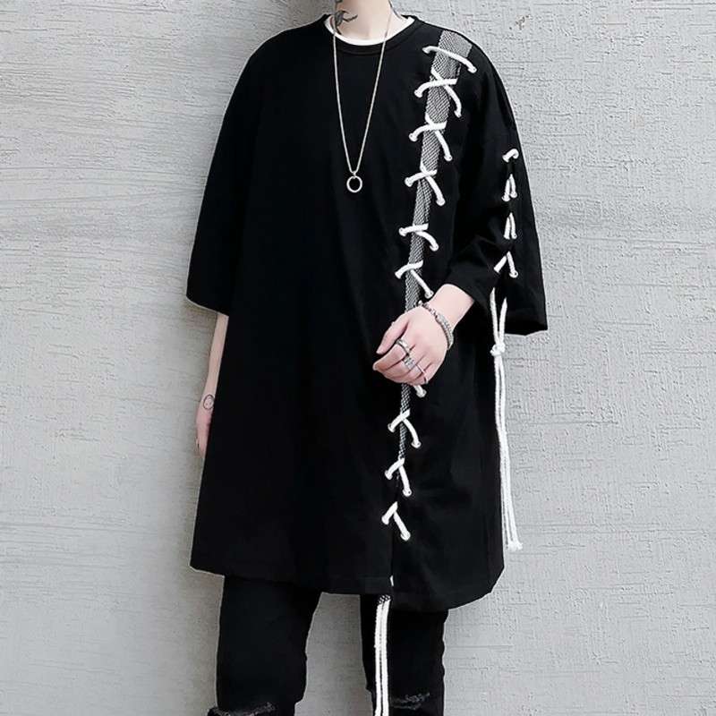 黒コーデ レースアップデザイン オーバーサイズ ブラックTシャツ