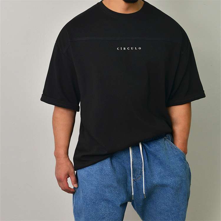 黒コーデ サークロ ミニマルアートTシャツ