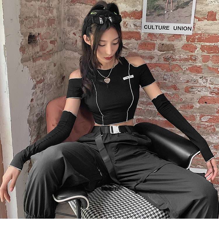 黒コーデ オフショルダーアシンメトリークロップドTシャツ