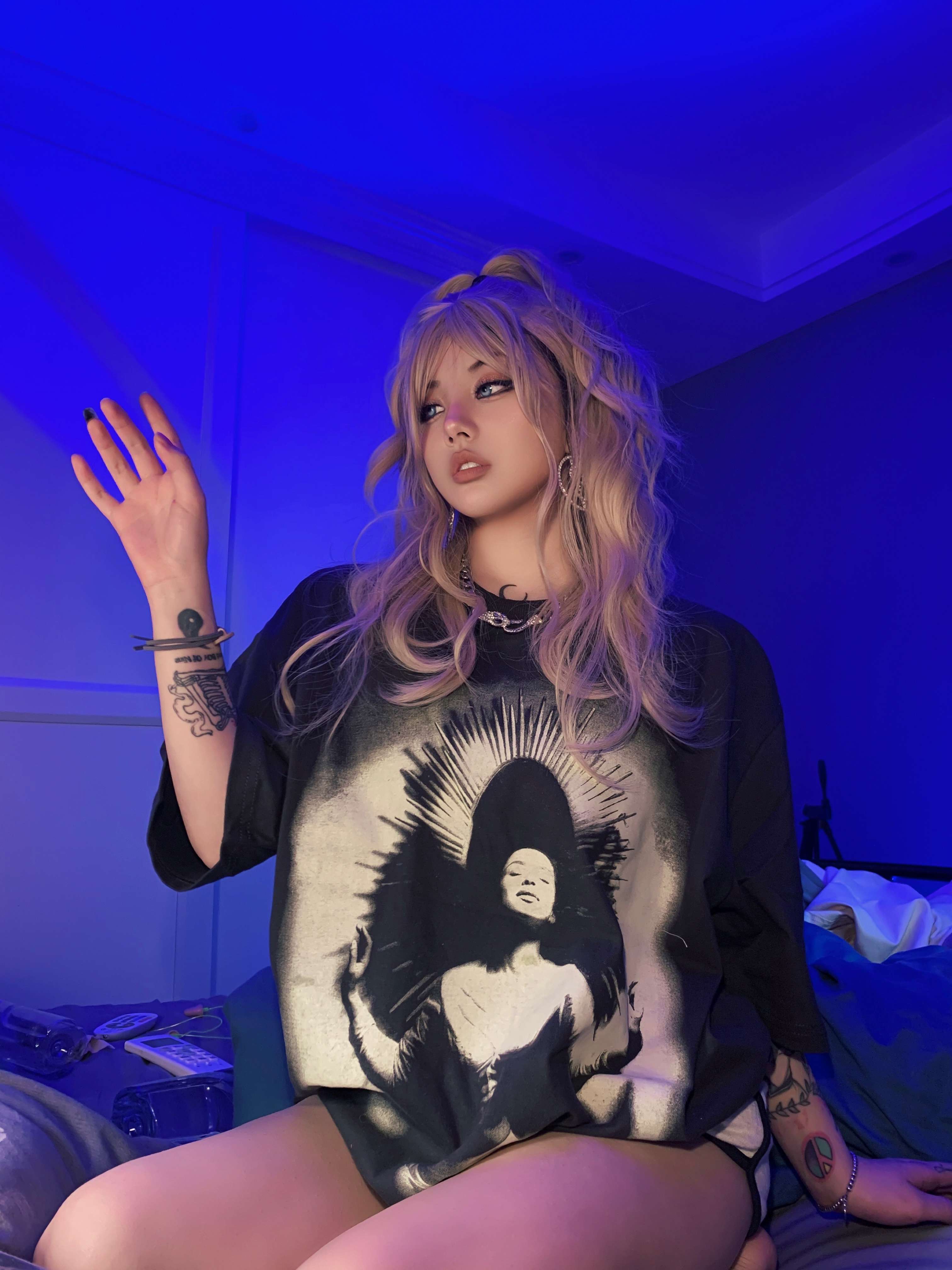 黒コーデ アフロ女性プリント オーバーサイズTシャツ