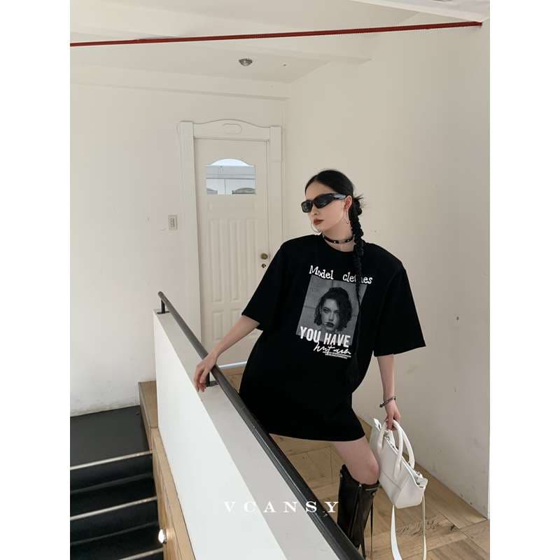 黒コーデ モデルフェイスプリント オーバーサイズTシャツ