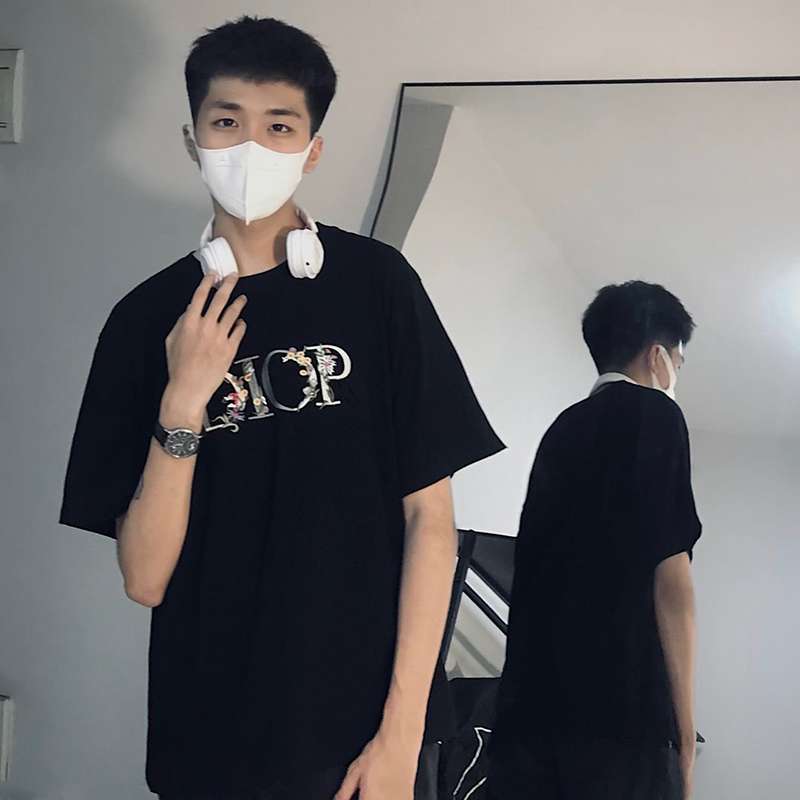 黒コーデ エレガントDior風ロゴTシャツ