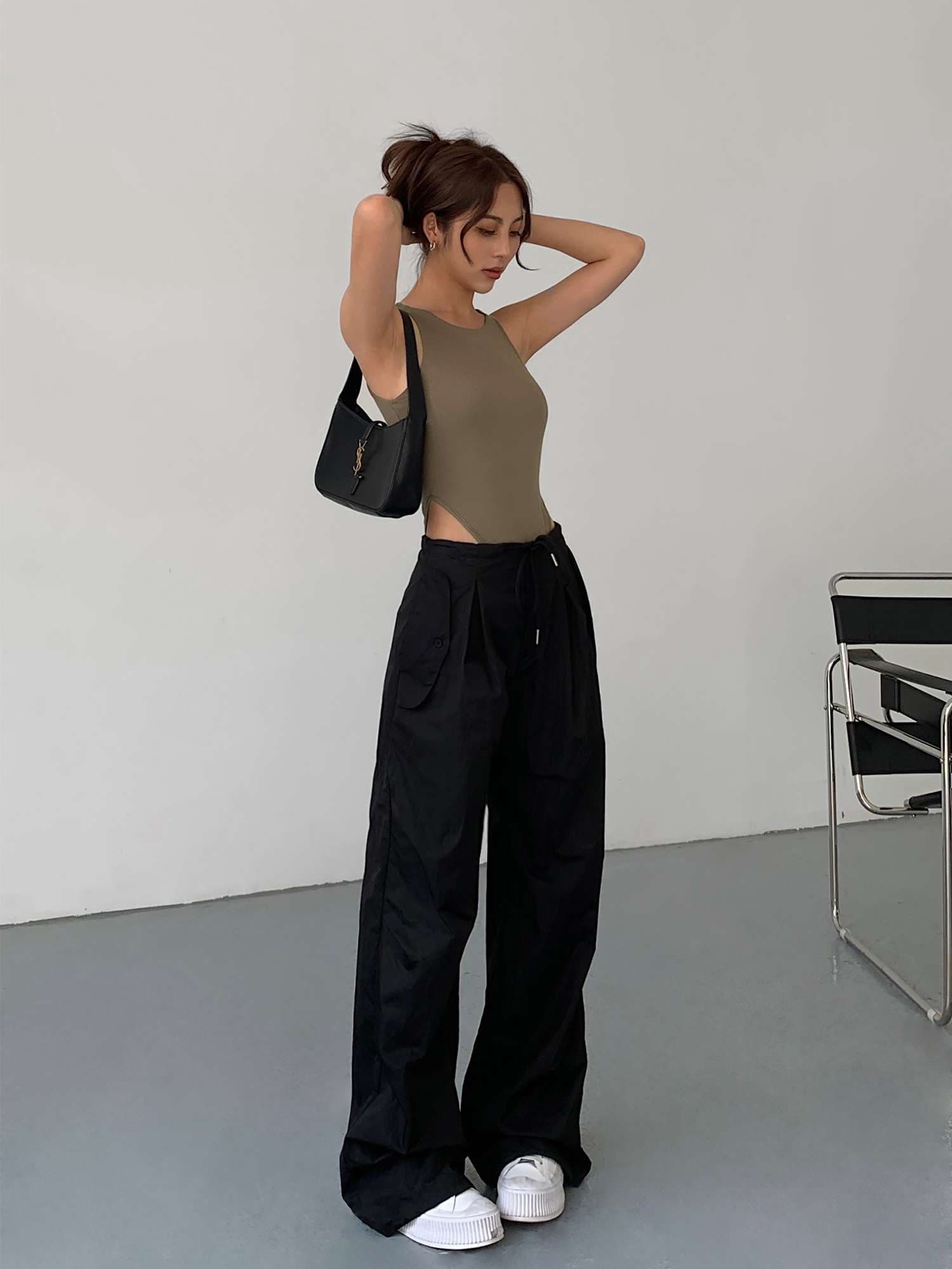 黒コーデ ゆったりストレートカーゴパンツ