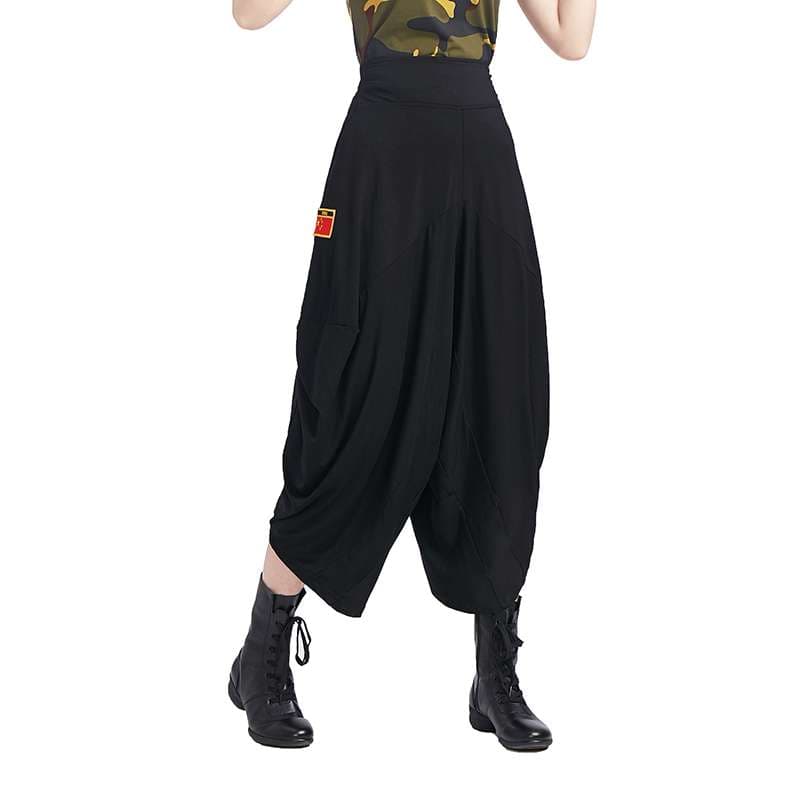 黒コーデ ドレープ加工ワイドパンツ