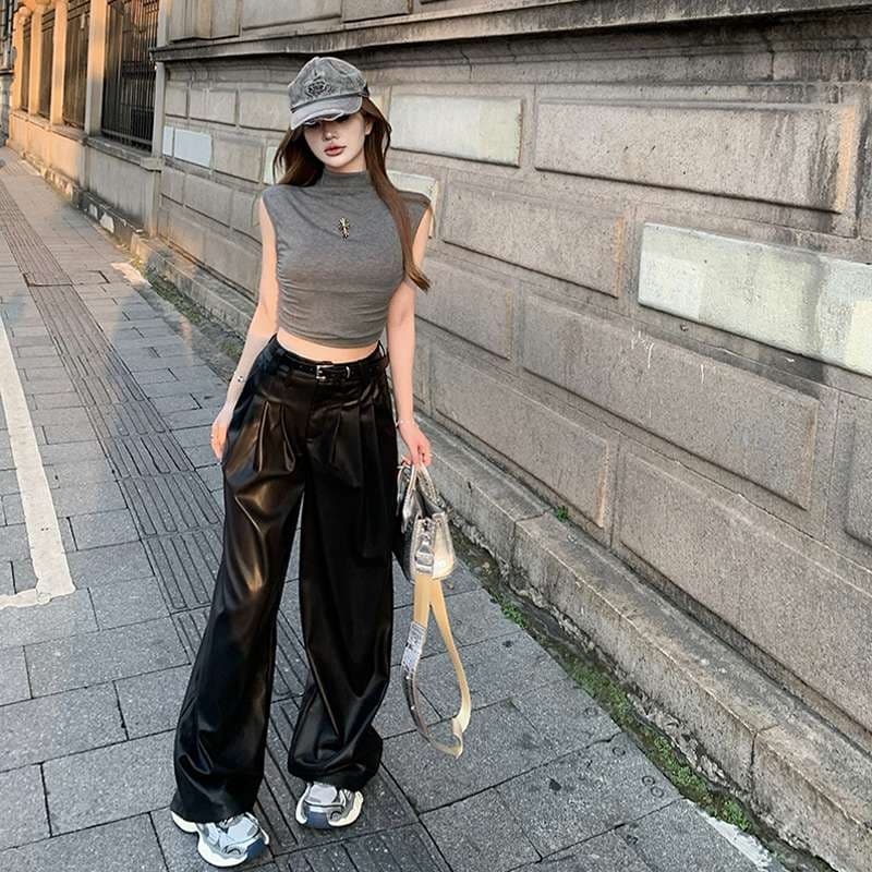 黒コーデ ワイドシルエットサテンカーゴパンツ
