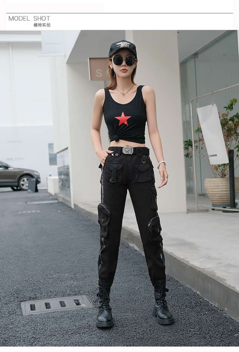 黒コーデ ミリタリースタイル カーゴパンツ