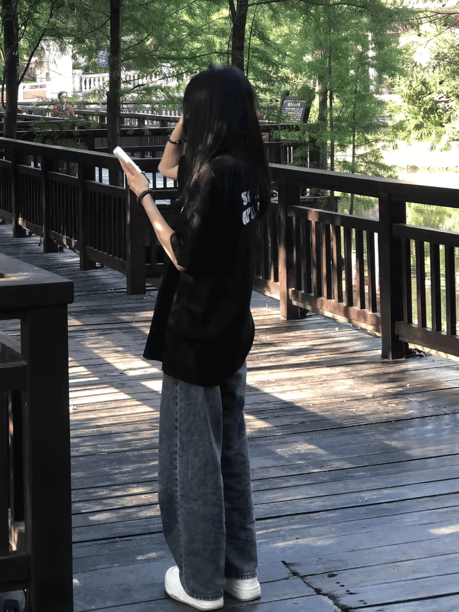 黒コーデ オーバーサイズ ストリート系Tシャツ