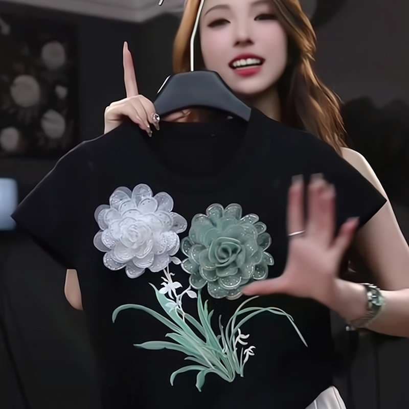 黒コーデ フラワーモチーフ刺繍ブラックTシャツ