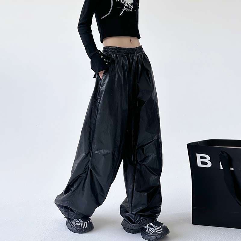 黒コーデ オーバーサイズ光沢ナイロンワイドパンツ