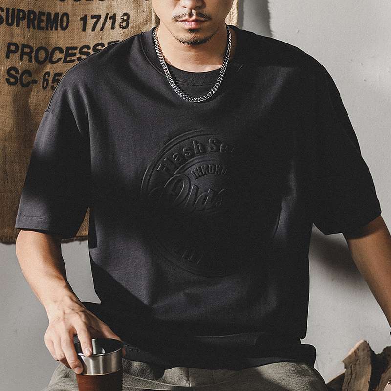 黒コーデ クラシックエンボスTシャツ
