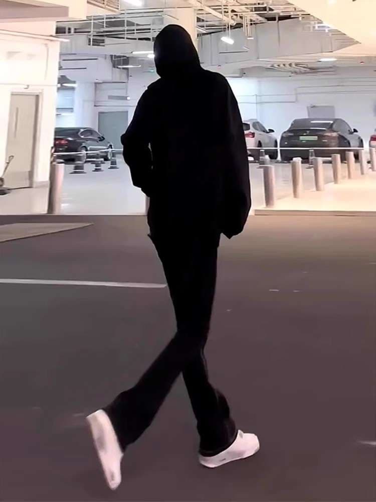 黒コーデ モードなブラックフレアパンツ
