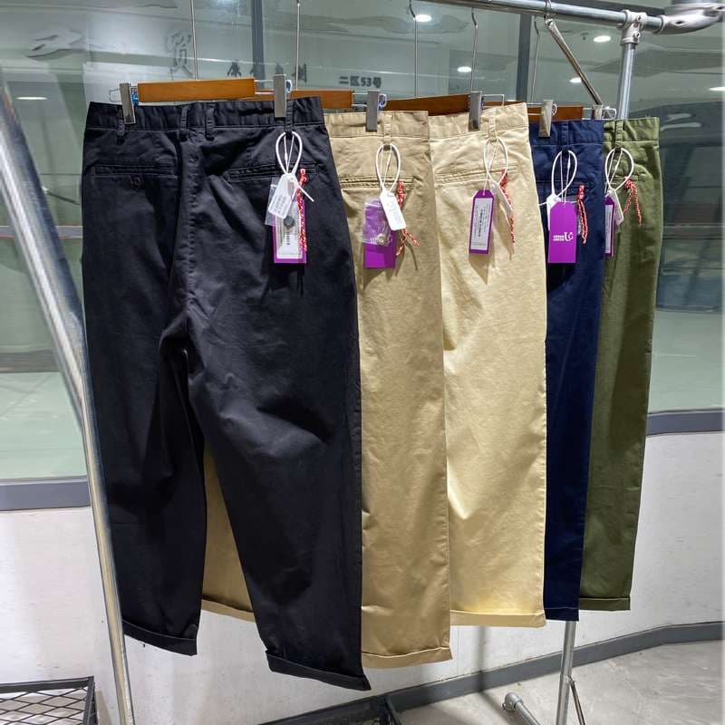 黒コーデ ゆったりシルエットのテーパードスラックス