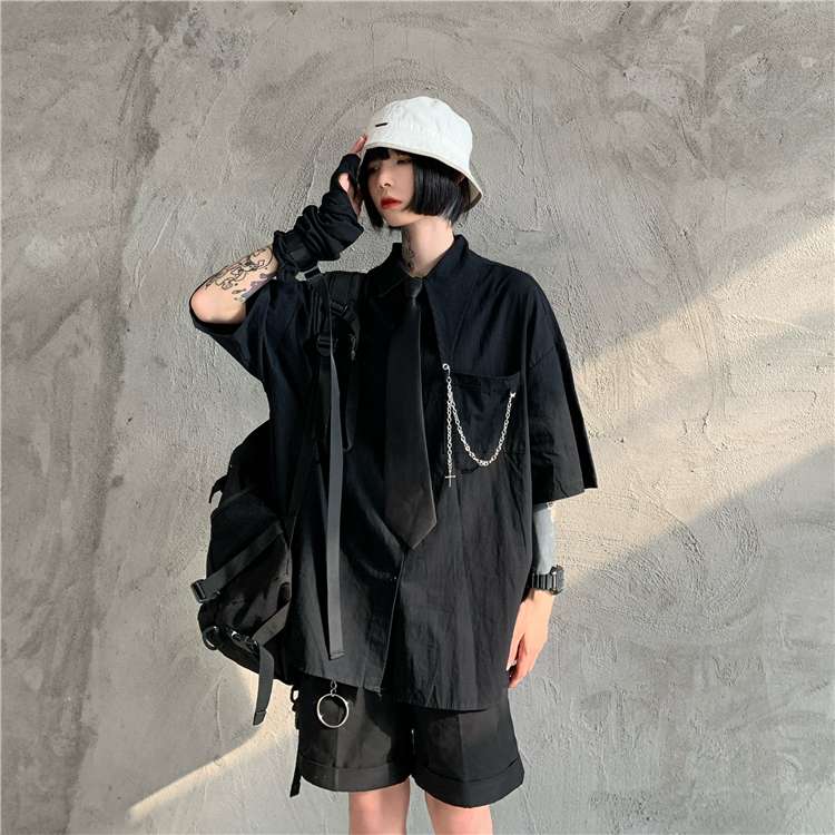 黒コーデ ゴシックチェーン付きオーバーサイズシャツ