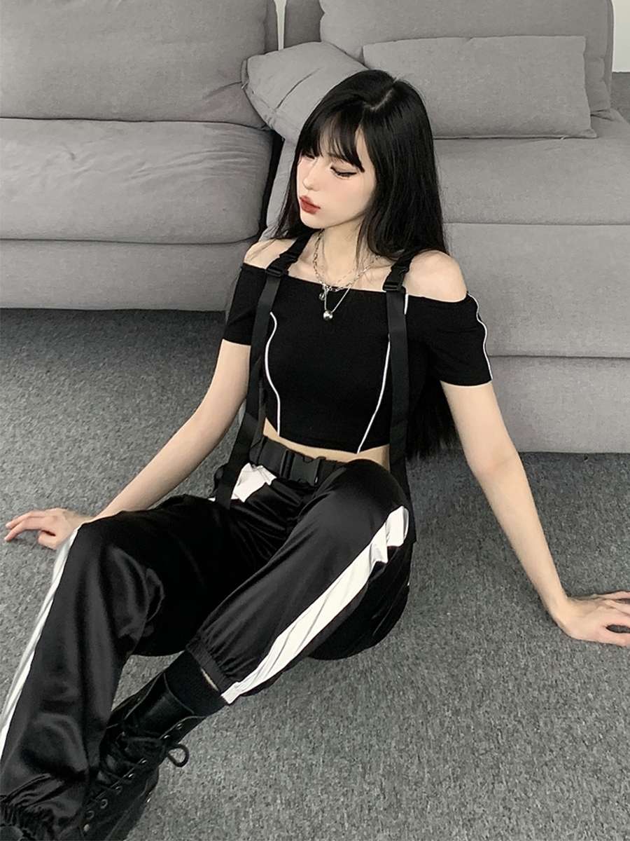 黒コーデ オフショルダーストラップ付きクロップトップス