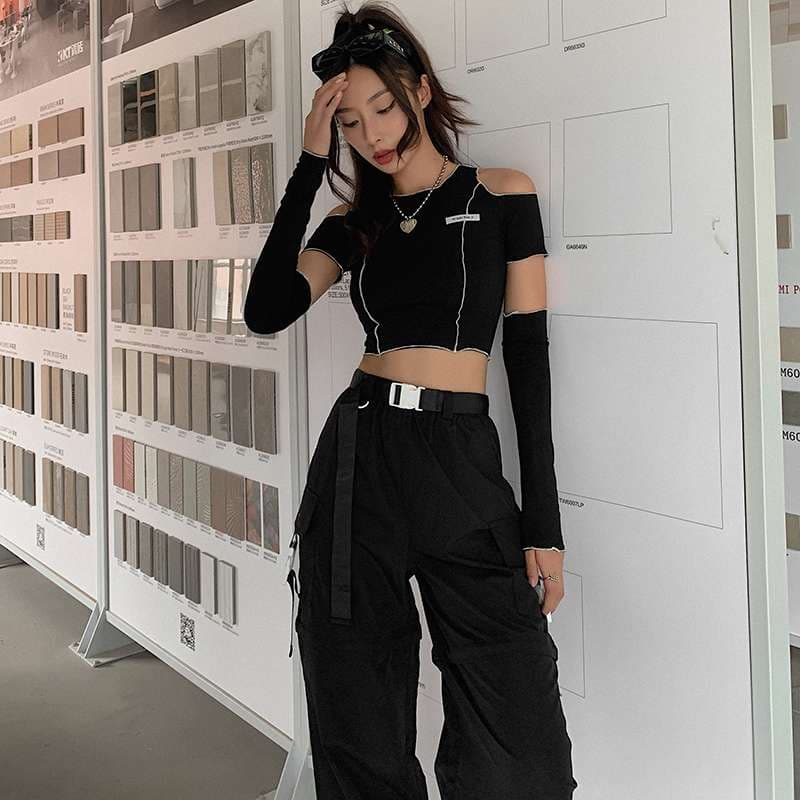 黒コーデ オフショルダーアシンメトリークロップドTシャツ