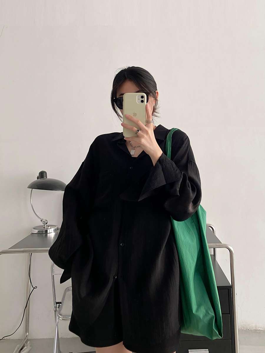 黒コーデ ゆったりオーバーサイズシャツワンピース