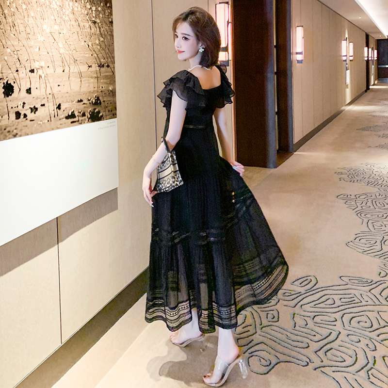 黒コーデ ラッフルスリーブ シアーレースワンピース