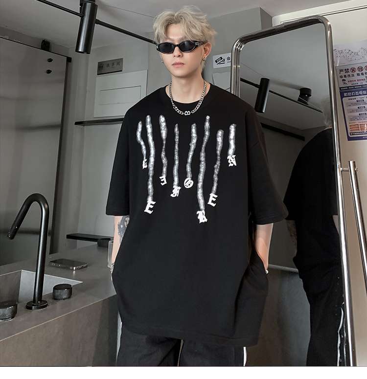 黒コーデ ストリートゴシックレタリングTシャツ