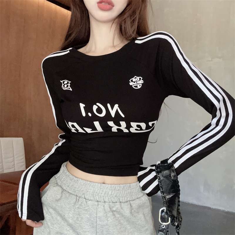 黒コーデ スポーティーストライプ クロップドロングTシャツ