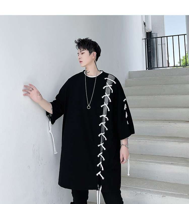 黒コーデ レースアップデザイン オーバーサイズ ブラックTシャツ