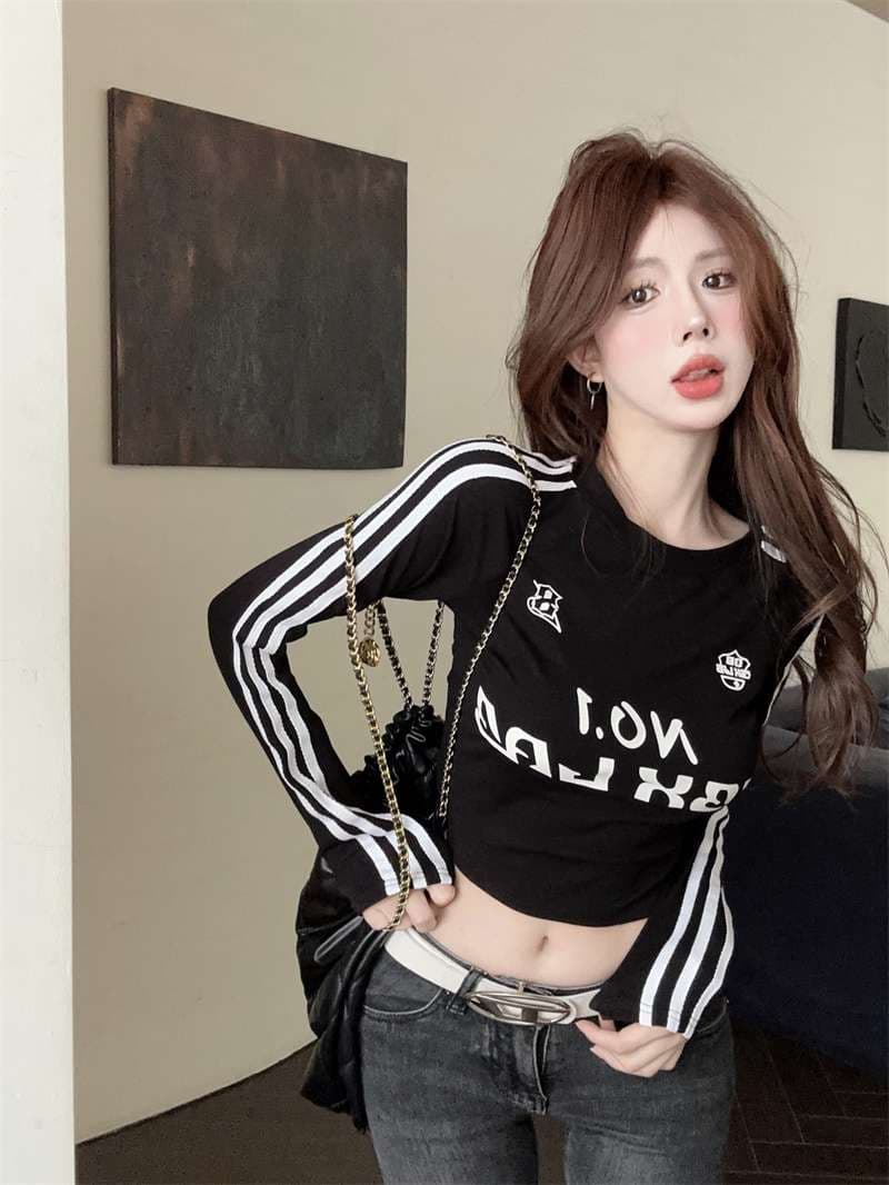 黒コーデ スポーティーストライプ クロップドロングTシャツ