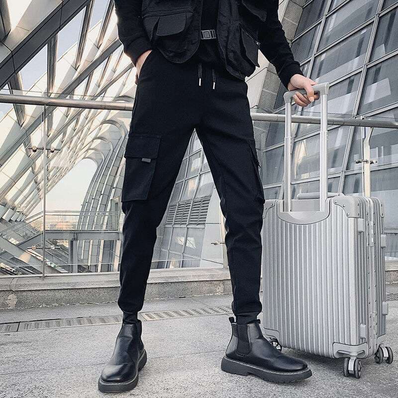 黒コーデ 機能的でスタイリッシュなカーゴパンツ