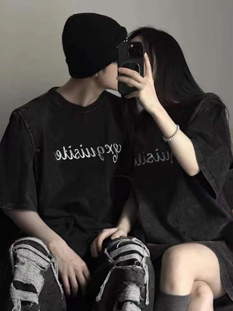 黒コーデ エクスクワイジット ストリート ブラックTシャツ
