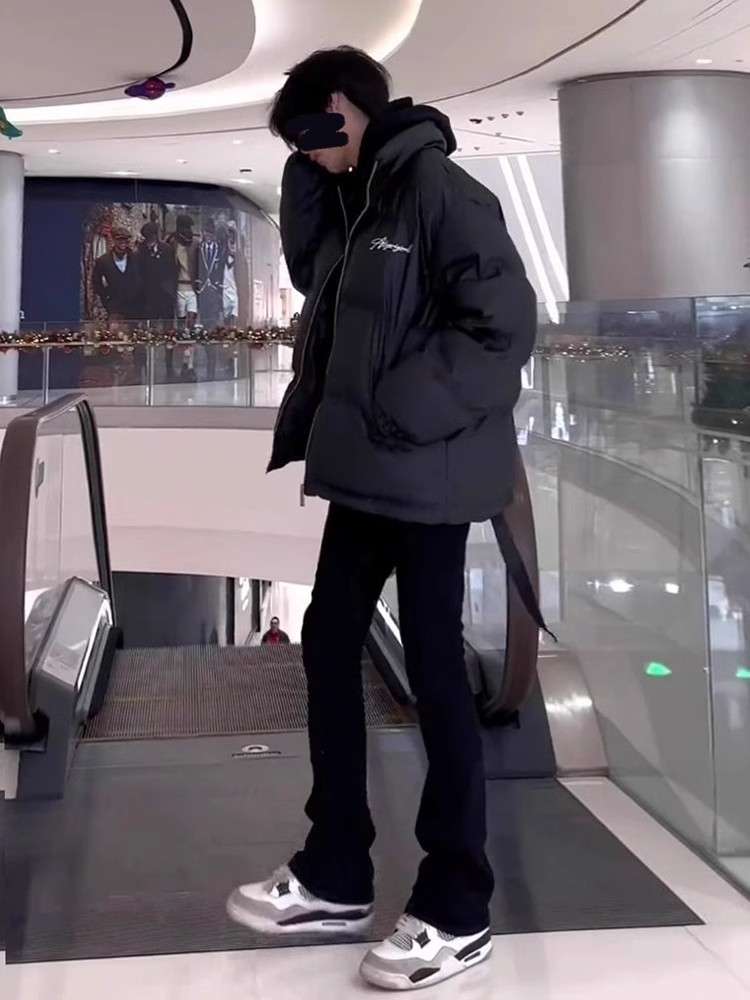 黒コーデ モードなブラックフレアパンツ