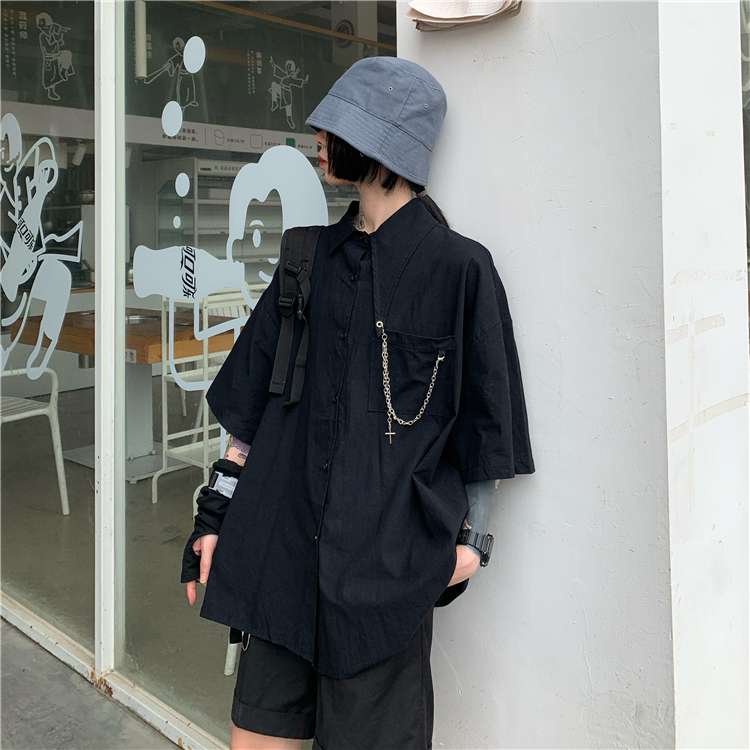 黒コーデ ゴシックチェーン付きオーバーサイズシャツ