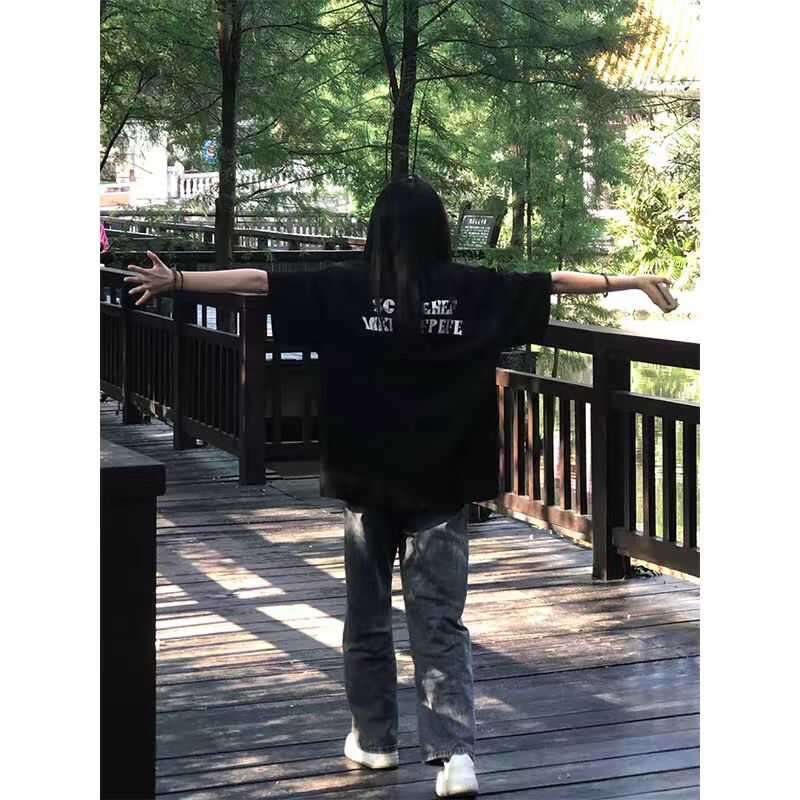 黒コーデ オーバーサイズ ストリート系Tシャツ