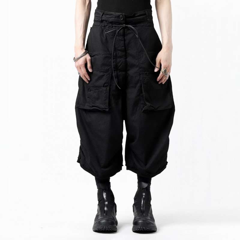 黒コーデ ドロップクロッチ ワイドカーゴパンツ