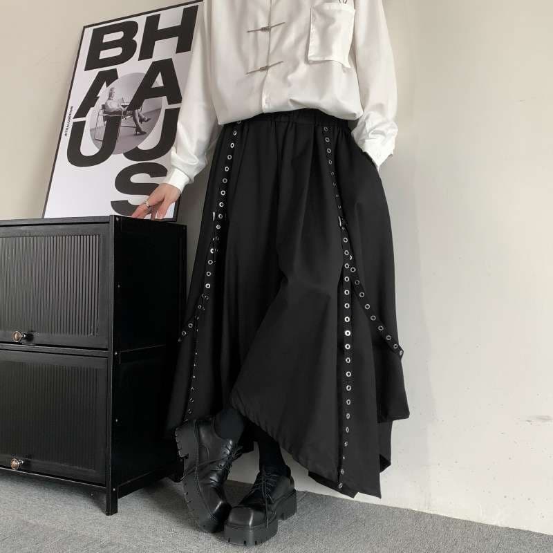 黒コーデ アシンメトリー縁飾りロングスカート