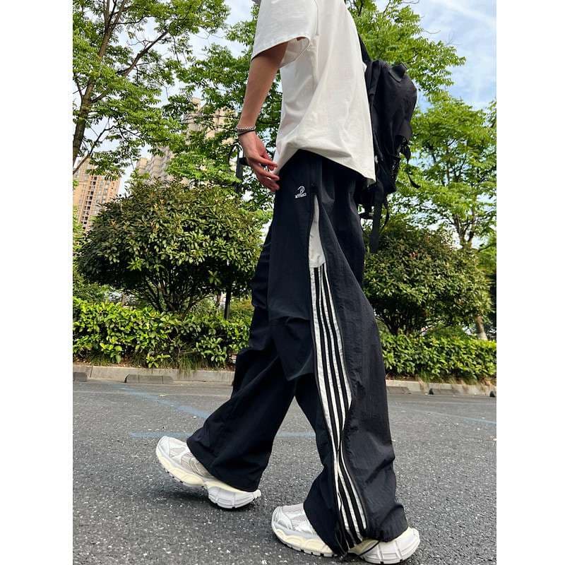 黒コーデ スポーティーサイドラインワイドパンツ