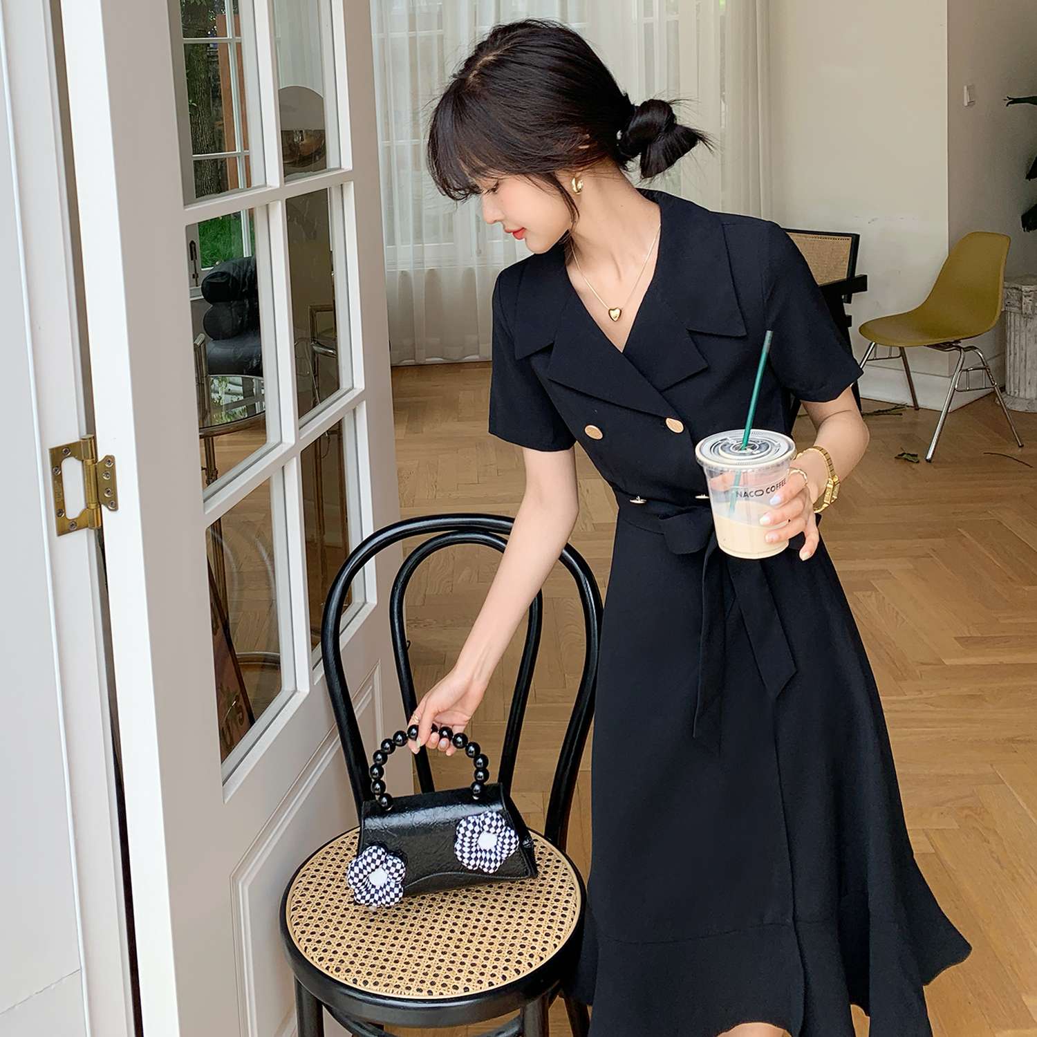 黒コーデ ダブルボタンAラインワンピース