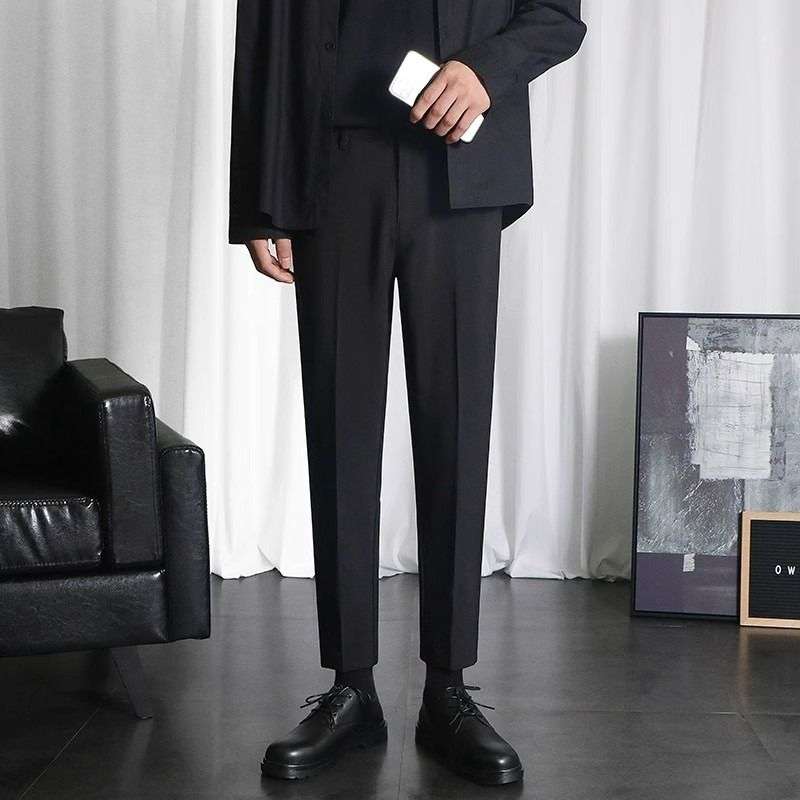 黒コーデ モダンスリムフィット黒パンツ