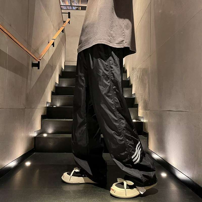 黒コーデ アスレジャー ストリート系 サイドライン トラックパンツ