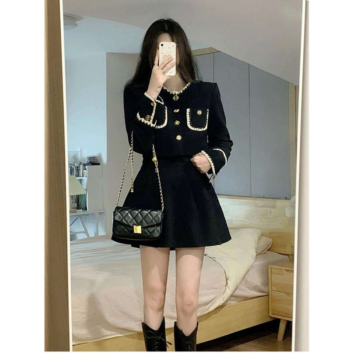 黒コーデ 装飾ボタン付きミニフレアワンピース