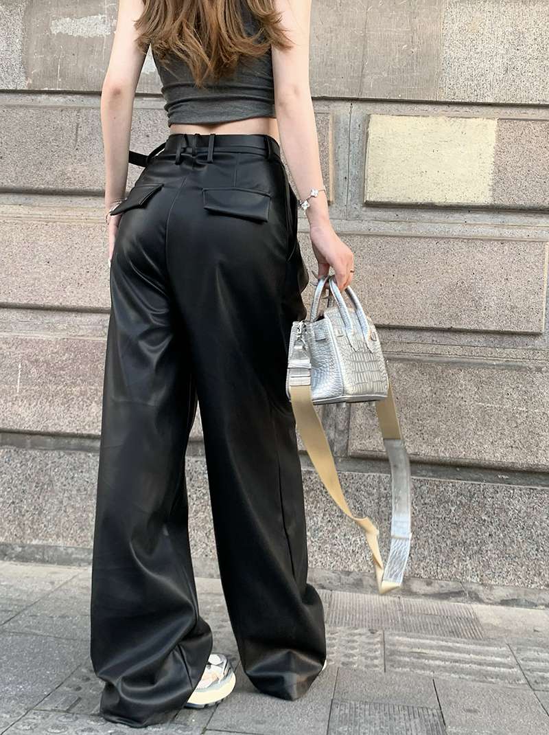 黒コーデ ワイドシルエットサテンカーゴパンツ
