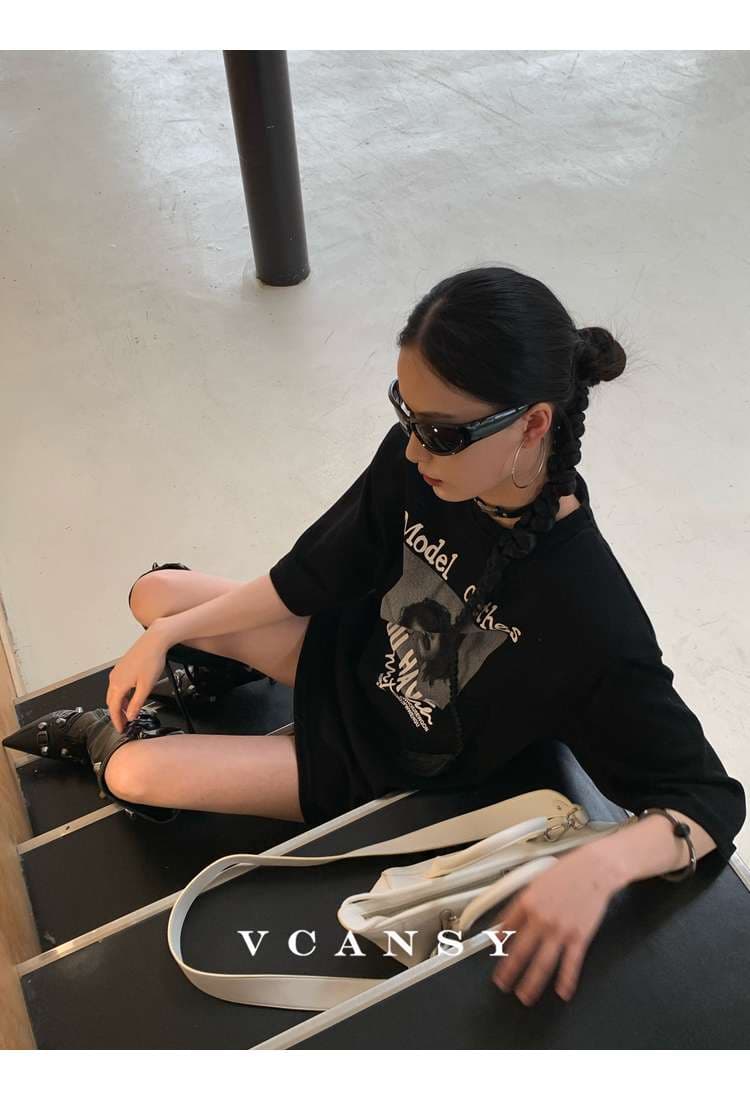 黒コーデ モデルフェイスプリント オーバーサイズTシャツ