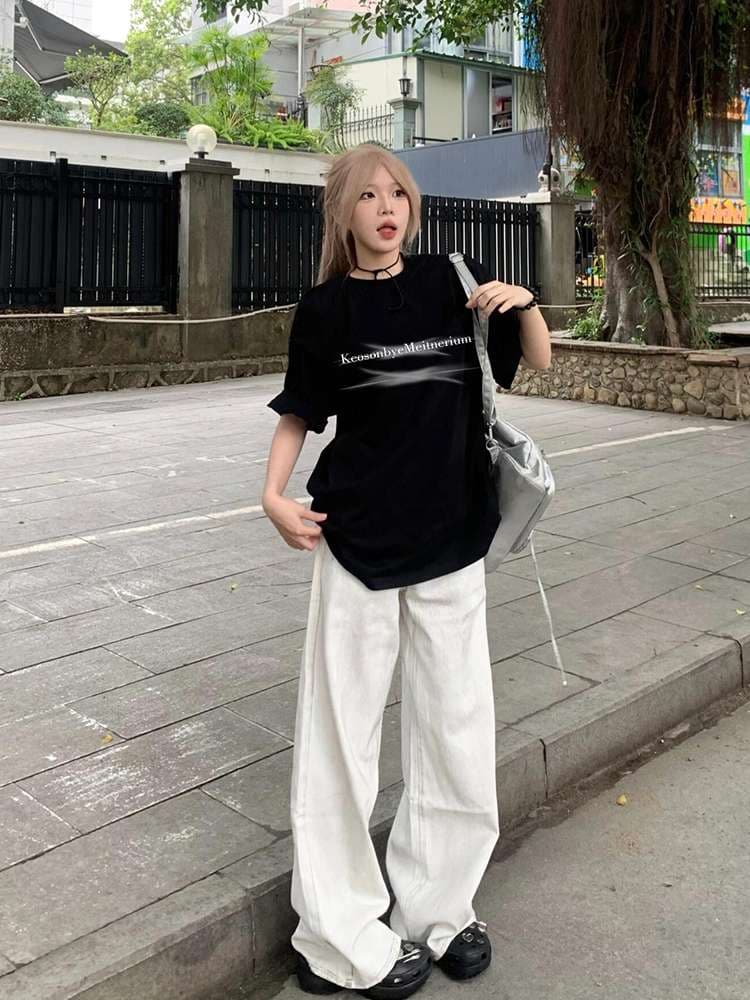 黒コーデ ケオソムバイメティネリウム ストリートTシャツ