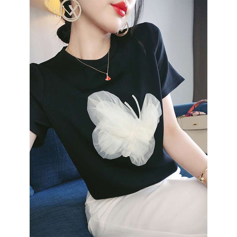 黒コーデ 立体バタフライチュールTシャツ