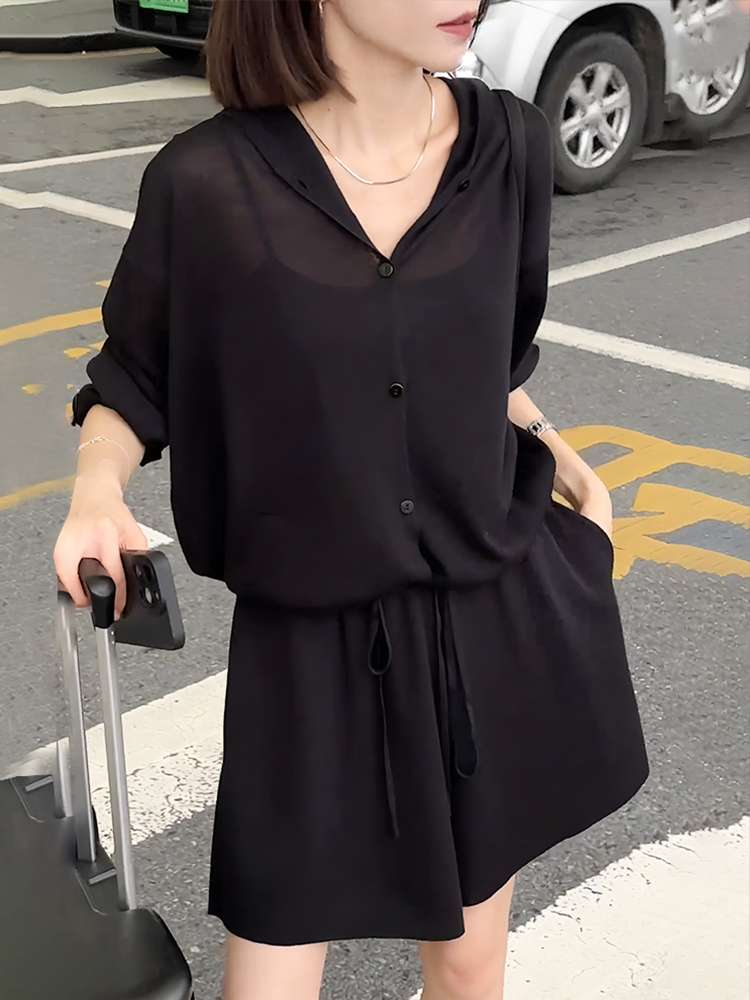 黒コーデ ゆったりロンパース風ワンピース