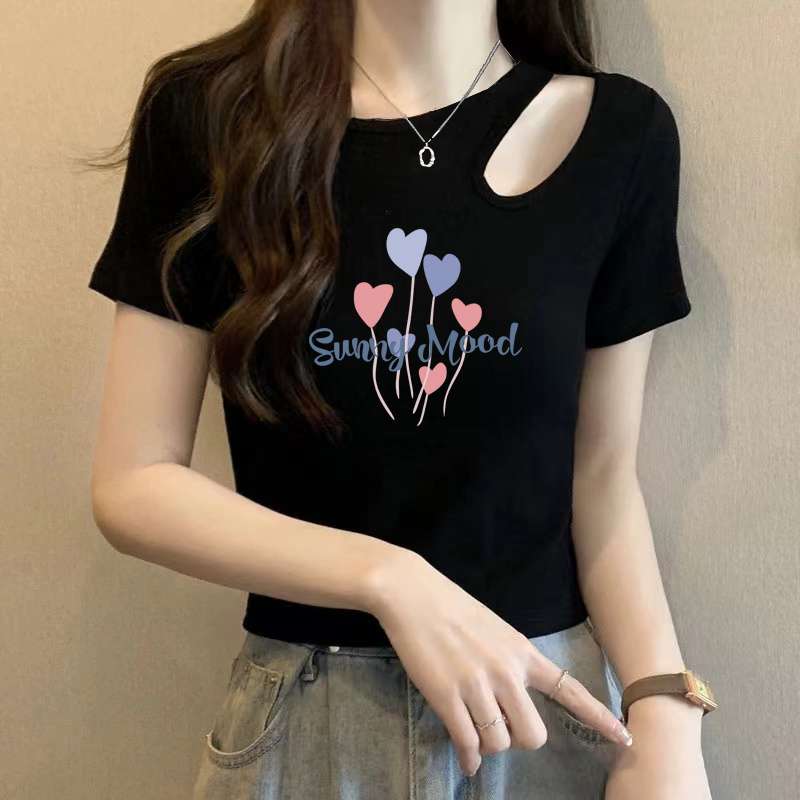 黒コーデ カットアウトデザイン ロゴプリントTシャツ