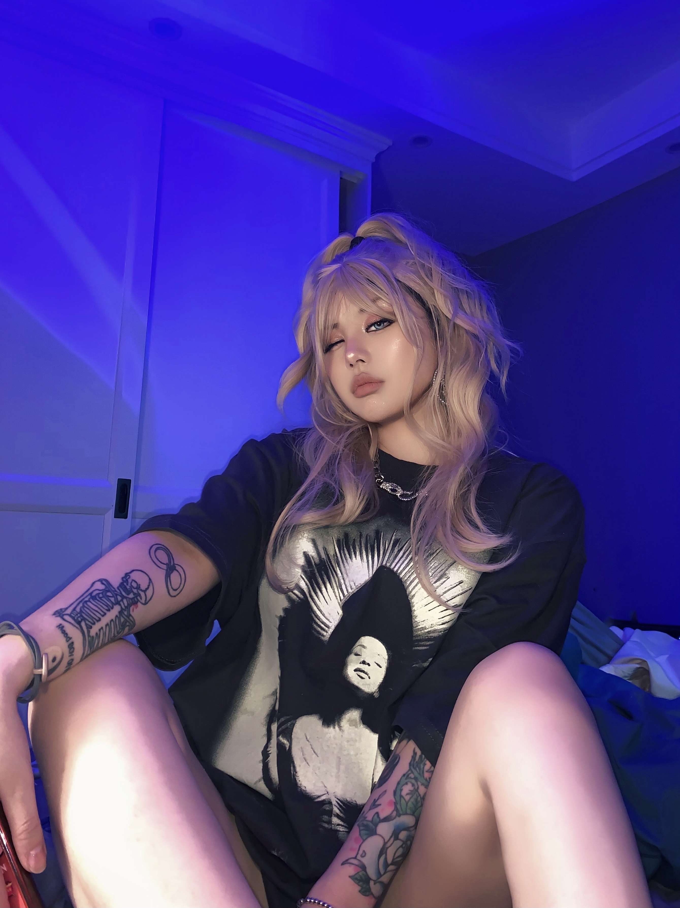 黒コーデ アフロ女性プリント オーバーサイズTシャツ