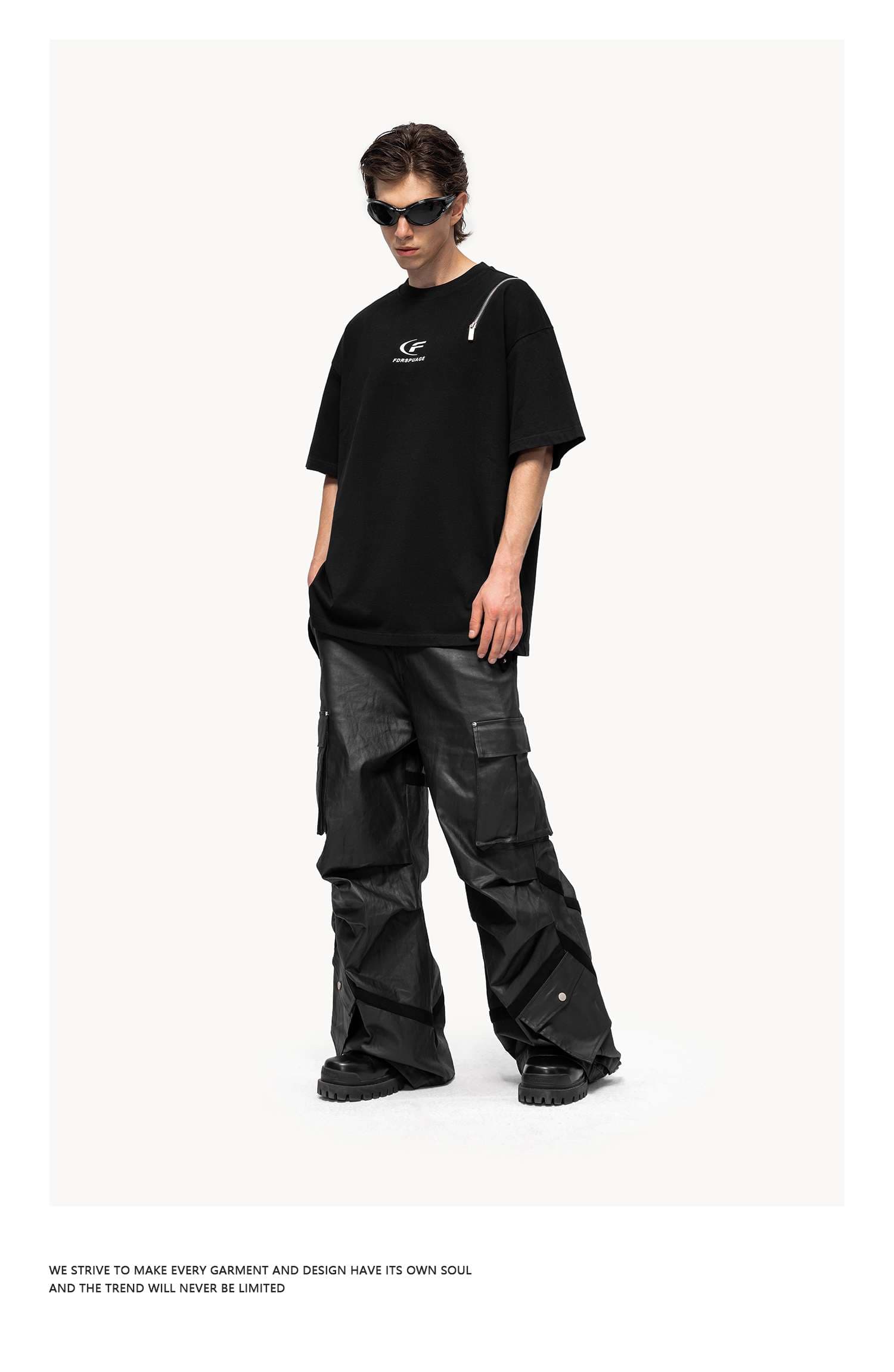 黒コーデ ジップアクセントオーバーサイズTシャツ