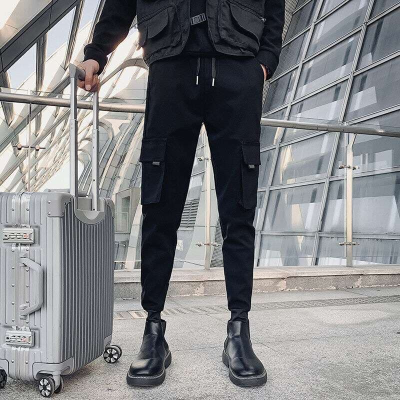 黒コーデ 機能的でスタイリッシュなカーゴパンツ