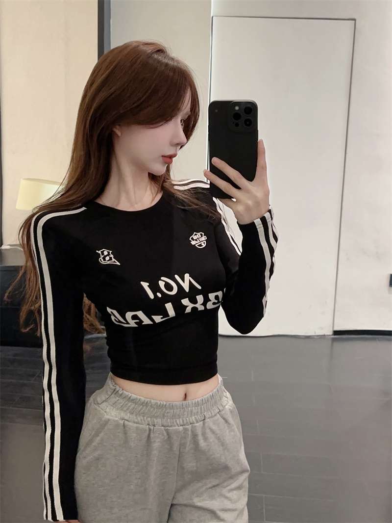 黒コーデ スポーティーストライプ クロップドロングTシャツ