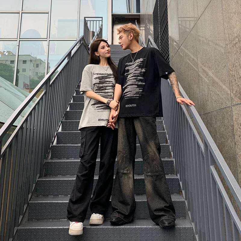 黒コーデ アーバンストリートグラフィックTシャツ