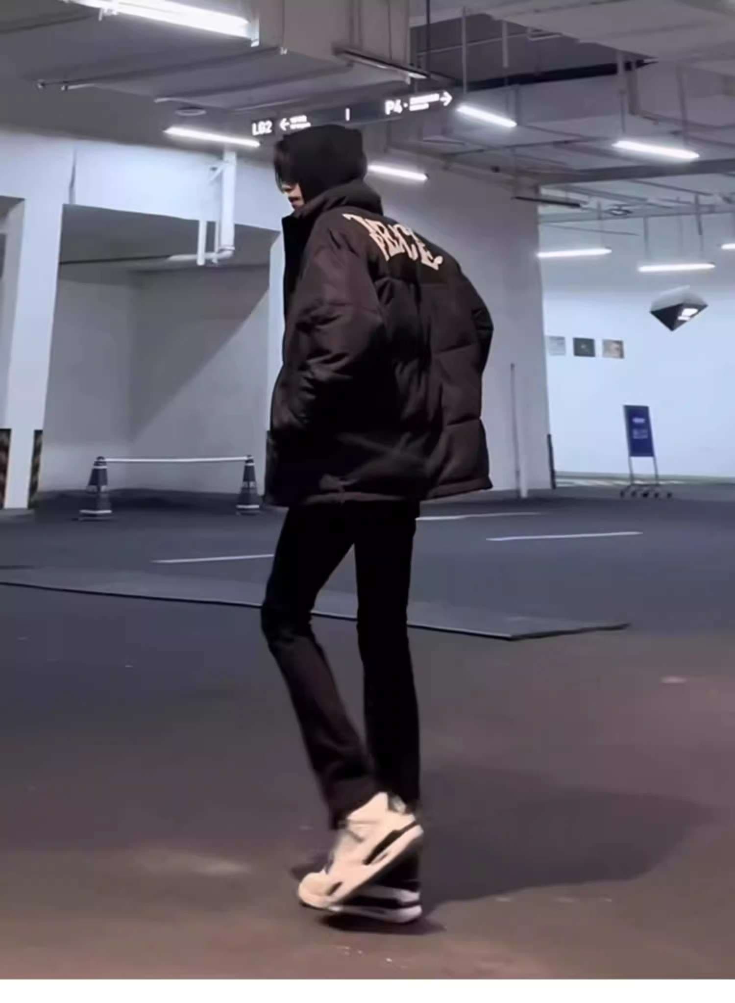 黒コーデ モードなブラックフレアパンツ