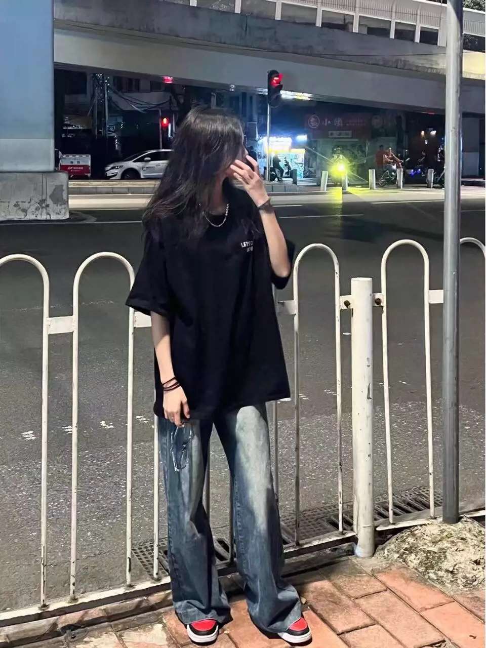 黒コーデ レッツキルエモ ストリートTシャツ